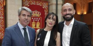 Luz Casal recibe la medalla internacional de las artes de la Comunidad de Madrid