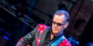 Joe Bonamassa publica nuevo trabajo en directo «Tales of time», que incluye una película del show completo