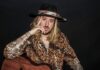 Sergio Tel le canta a la perdida con ¨Viviendo en el alambre¨