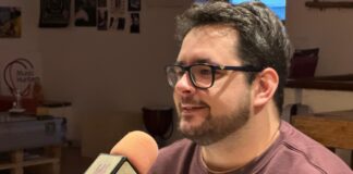 «Blooming Black: Un Viaje a la Luz Esperada»