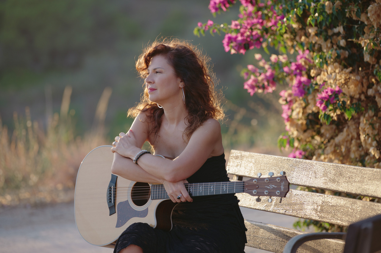 Elena Ley, cantautora italiana afincada en Barcelona, presenta su álbum Connectando
