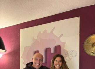 Recordamos a Juan «El Pipol» y recibe a Inés Fonseca para descubrir su nuevo single, «Ojito Derecho»